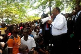 Gabon : Ali Bongo dialogue avec les étudiants lors dÂ’une visite-surprise à  lÂ’UOB